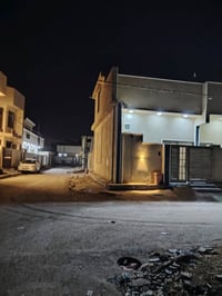 بيت للبيع • ١٠٠م • شارع ٨٠