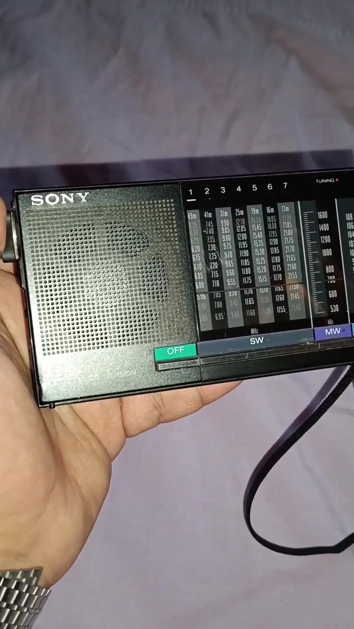 من اجمل راديوهات Sony اليابانية في عالم الراديوهات

راديو جيب  ياباني متعدد الموجات ماركة Sony
موديل Sony icf 4900

               (((( صنع في اليابان ))))

حالته ممتازه جدا روووووعة كأنه جديد زيرووووو
مثبت عليه  لوجو سوني الشهير It's Sony 

الراديو 9 بند  متعدد الموجات 
FM / AM /SW 1----7

صوته جبار و عالي جدا و إشارته ممتازة و قوية جدا جدا 
كل الموجات و الإذاعات يلتقطها بامتياز و جودة صوت روووووعة 

يعمل بكفاءة عالية جداً بحجرين قلم أو بالادابتور 

مزود ب اريال تلسكوبي رهيب فى التقاط الإشارة 
و مفتاح Hold لمنع عبث الأطفال 

        ((ملحوظة مهمة فى الجهاز )) 👇👇
بكرة الصوت معلق على أعلى مستوى صوت 
و عند محاولة تخفيض الصوت ينخفض عادي جدا لكن ب يرجع تاني لاعلى مستوى صوت لو لمست بكرة الصوت 
اعتقد محتاج تنظيف ب Spray 
 و سوف يراعي ذلك الأمر في تسعير الجهاز 

    (((ضع سعر مناسب للبند  و  حلال عليك )))

لجدية الحجز  و تأكيد الشراء يرجي التواصل على الخاص 
بصورة  البند و رقم تليفونك و السعر الذي تراه مناسباً و التسليم في وسط البلد بالقاهرة 
ملحوظة هامة :-
(متوفر شحن لكل المحافظات مقابل دفع قيمة البند مسبقا)


**إذا كنت صاحب هذا الإعلان وتريد حذفه لأي سبب، رجاءا أرسل رسالة إلى الدعم الفني**