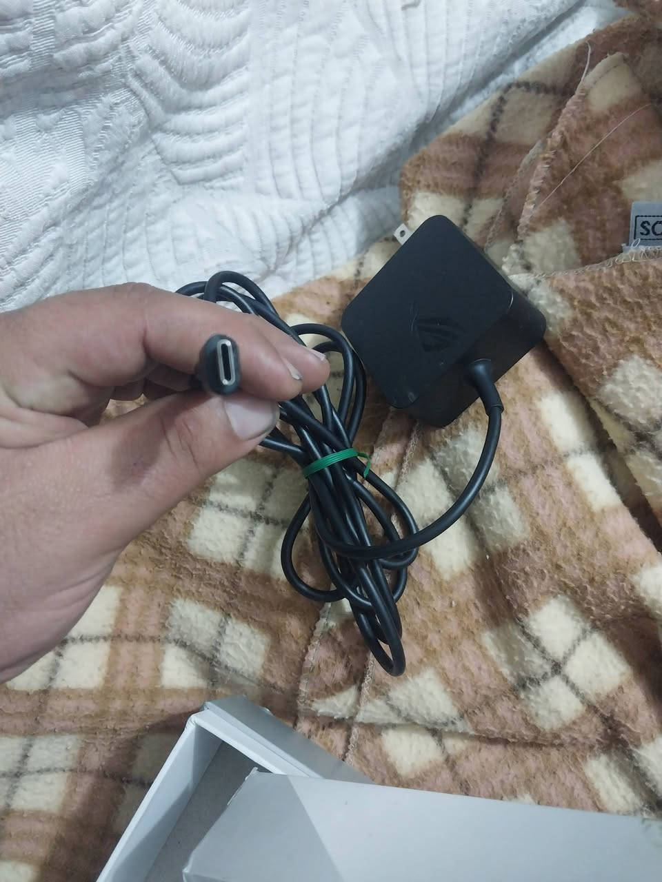 سلام عليكم اخوان للبيع اسوس روج مكسور قاعده مال شحن وشاحنه عتوهن ونكسرن اثنينهن ابيع هيج سعر ٣٠٠ مكاني بغداد الشعله هاتف *********** علمن جهاز جديد لك
