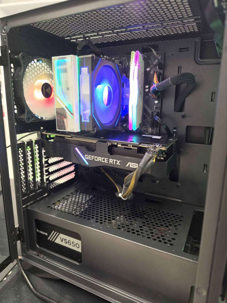 1》GPU●   RTX 2060 super 8gb asus daul 
2》CPU●   R5 4500
3》BORD● Onda B450S  
4》PSU●  corsair 650w bronze 
5》RAM●    16gb 3200mhz tforce
6》Hard●  ssd sata 256gb-500GB
7》Cooler●   air cooler 1fan 
8》CASE●  gamediaz 4fan rgb

*********** كويسينجاك, أربيل
