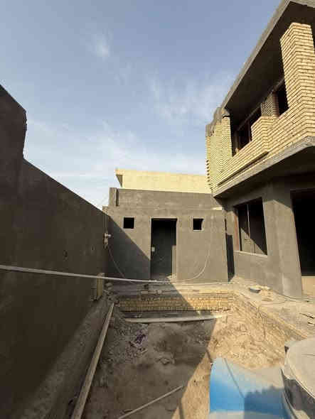 السلام عليكم. بيت حي الجامعة مقابيل جامعة المثنى و كليه الهندسة بالضبط كماا موضح في الصور.
البيت مساحة ٢٥٠م. يتكون من ٤ غرف نوم واحده منهم سويت و المطبخ حار وبارد و مكشوفات عدد ٢ و حمامات داخلية وخارجية و كراج للسيارة وحديقة.
الطابق الأول. كامل من ناحية اللبخ،كهرباء ،مجاري و صبة نظافة.
الطابق الثاني غرفتين و صالة و حمامات و سطح خارجي في الطابق الثاني بالاظافه للسطح  الكبير. الطابق الثاني ع وضع الطابوق. 
البيت مطلوب للإسكان.

للاستفسار الاتصال على الرقم ***********
