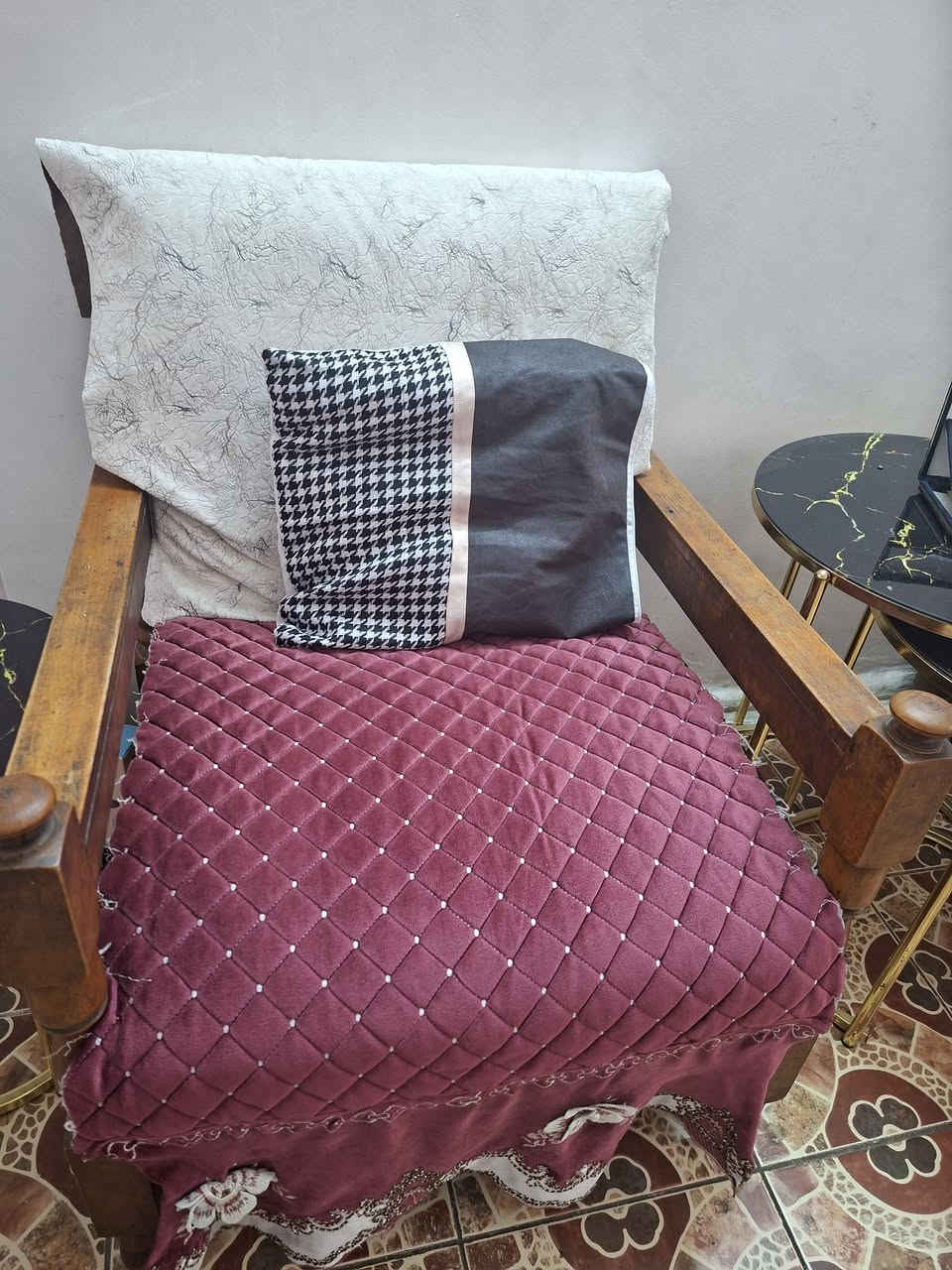 مرحبا تخم للبيع مع المفارش
السعر ٨٠ الف 
المكان الدولعي
قنفه كبيره وكراسي اثنين


**إذا كنت صاحب هذا الإعلان وتريد حذفه لأي سبب، رجاءا أرسل رسالة إلى الدعم الفني**