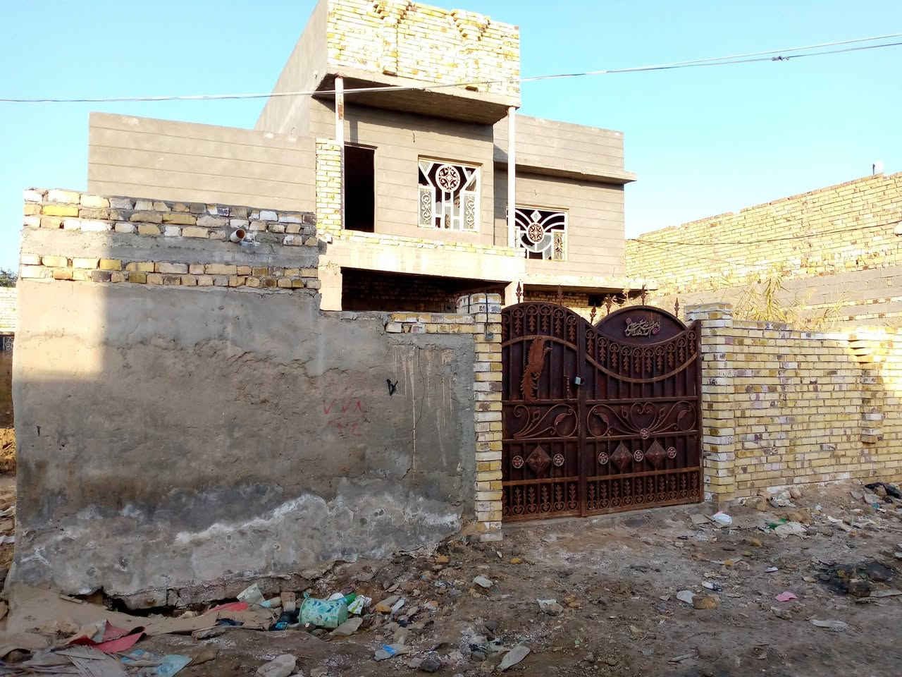 ليت زراعي 240م سند 25مرقم خلف حي الحضارة قرب الصيطرة 80م عن التبليط عبر المشروع
طابقين  سقف مسلح 4غرف نوم صالة استقبال مطبخ صحيات داخلية وخارجية يحتاج ترميم حديقة كراج السعر والاستفسار الاتصال

***********
