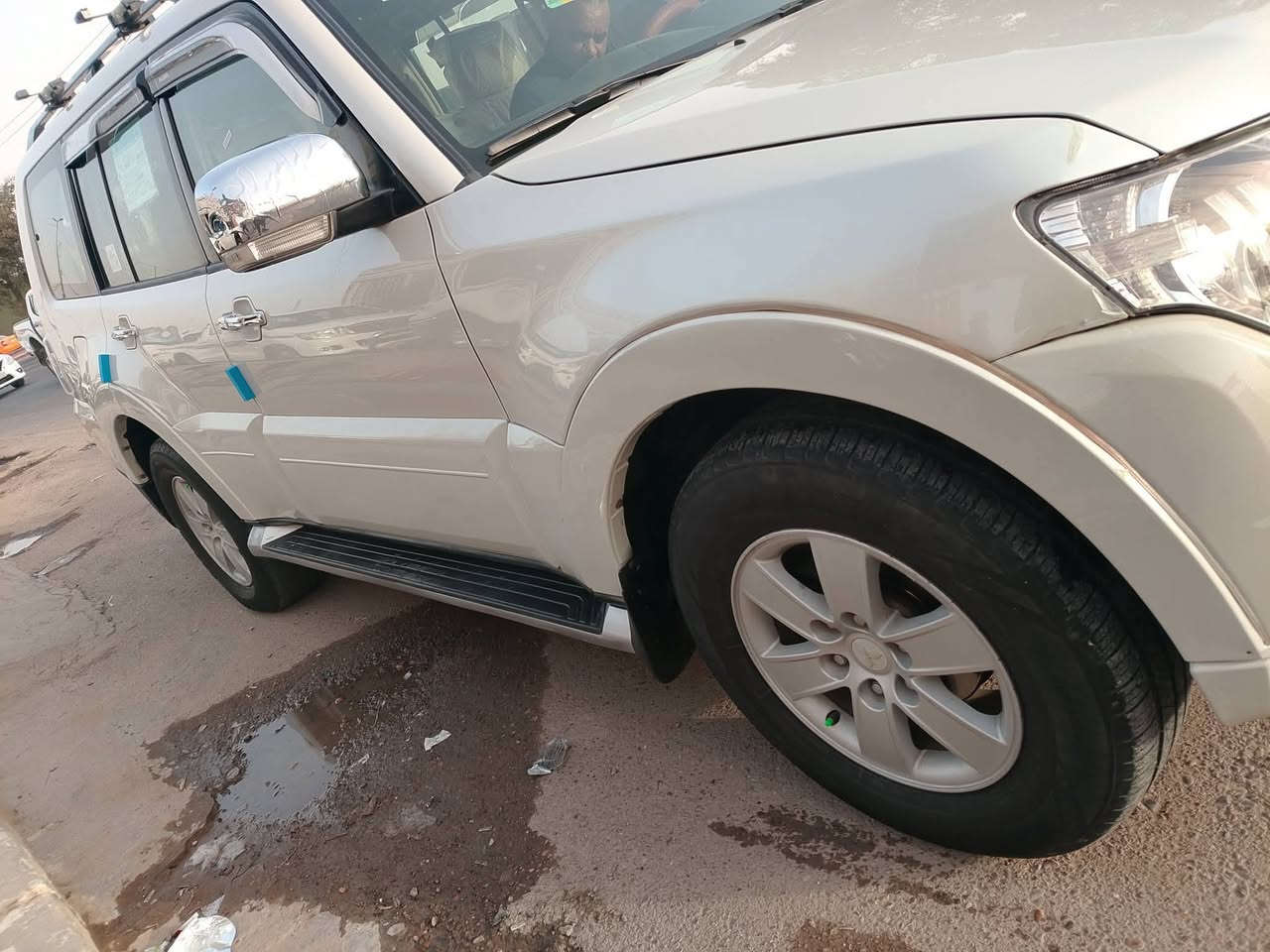 السلام عليكم 
باجيرو حبتور موديل 8 خليجي سياره فول مواصفات 
بي ربع جملغ مامي صبغ قليل فقط باقي كفاله عامه سونار موجود بل منشور.. كير محرك تبريد مكينه كفاله عامه 
تخم تاير شواصي مكفولات بلادي تبريد ثلج سياره جاهزه من كل نواحي بل عافيه ياخذها جيتك العمله العنوان بغداد بلديات نتصل وتدلل  سعار 123بي مجال شي بسيط 
***********
مكلف بل نشر تدلل على رقم
