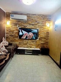 عندي شقة نظيفة جدا بيه تحويرات بسمي ملك صرف إستفسار وهكذا رقمي ٠٧٩٠٤٥٧...