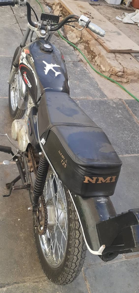 السلام عليكم دراجه للبيع شاصي موديل 19 اوراق اصولي دراجه اغراض كله جديد بالكامل غرض ماكينه موديل 21 دراجه حلوه وجاهزه مكان واسط قضاء الحي والسعر 600 وبيها مجال الاتصال على الرقم***********
