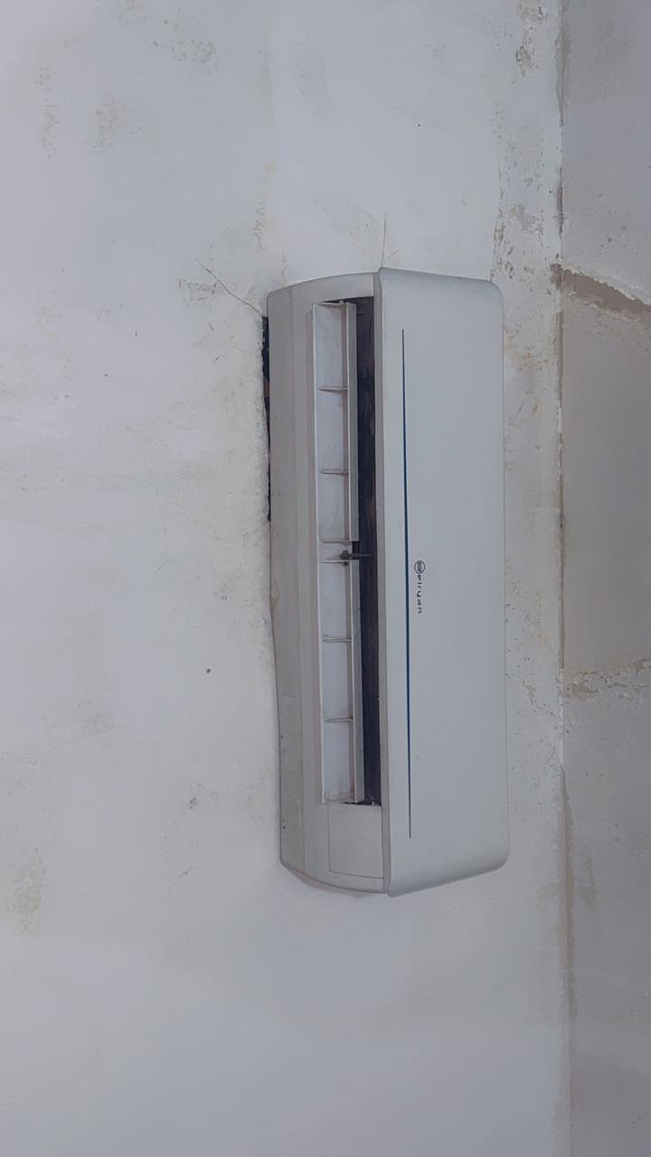 السلام عليكم للبيع سبالت ريان و سامسونك لريان مابي اي شي وسامسونج نقص بواري وغاز سعر لريان ب200 ولسامسونك ب200 لمكان لغزاليه رقم ***********
