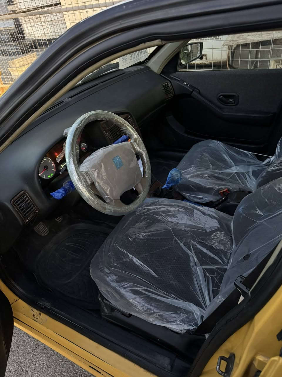 سلام عليكم
بيجو بارص 
موديل 2015 
كير مكينه جدد 
تبريد ثلاجه 
تدفئه 
صدر خلفي امامي جدد 
تخم ويل جديد 
تخم تاير جديد 
السياره 
فقط صبخ الجاملغ الخلفي و الداير 
جام كهربائي كله شغال 
لايتات علي ناصي 
دبل إشاره  
شاشه سستم سماعات 
سنتر لوك شغال 

مكاني بغداد بياع شرطه الخامسه 
رقم الهاتف  ***********

السعر 43 وبيها مجال
