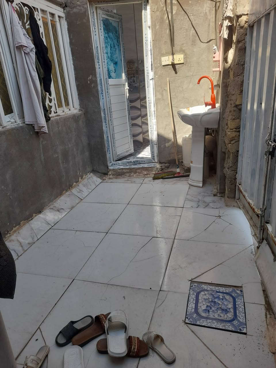 سلام عليكم 
بيت للبيع مساحه ١٠٠ متر يحتوي على غرفه وصاله واستقبال وصحيات خارجيه وداخليه ويوجد ترك على طول البيت سند ٢٥ زراعي في منطقه فريحه قرب الجامعه فرع الجبور قريب على الشارع العام مسلح وبناء بلوك  خدمات ماء كهرباء السعر ٦٢ مليون وبي مجال انشالله الاستفسار على هذا الرقم ***********
