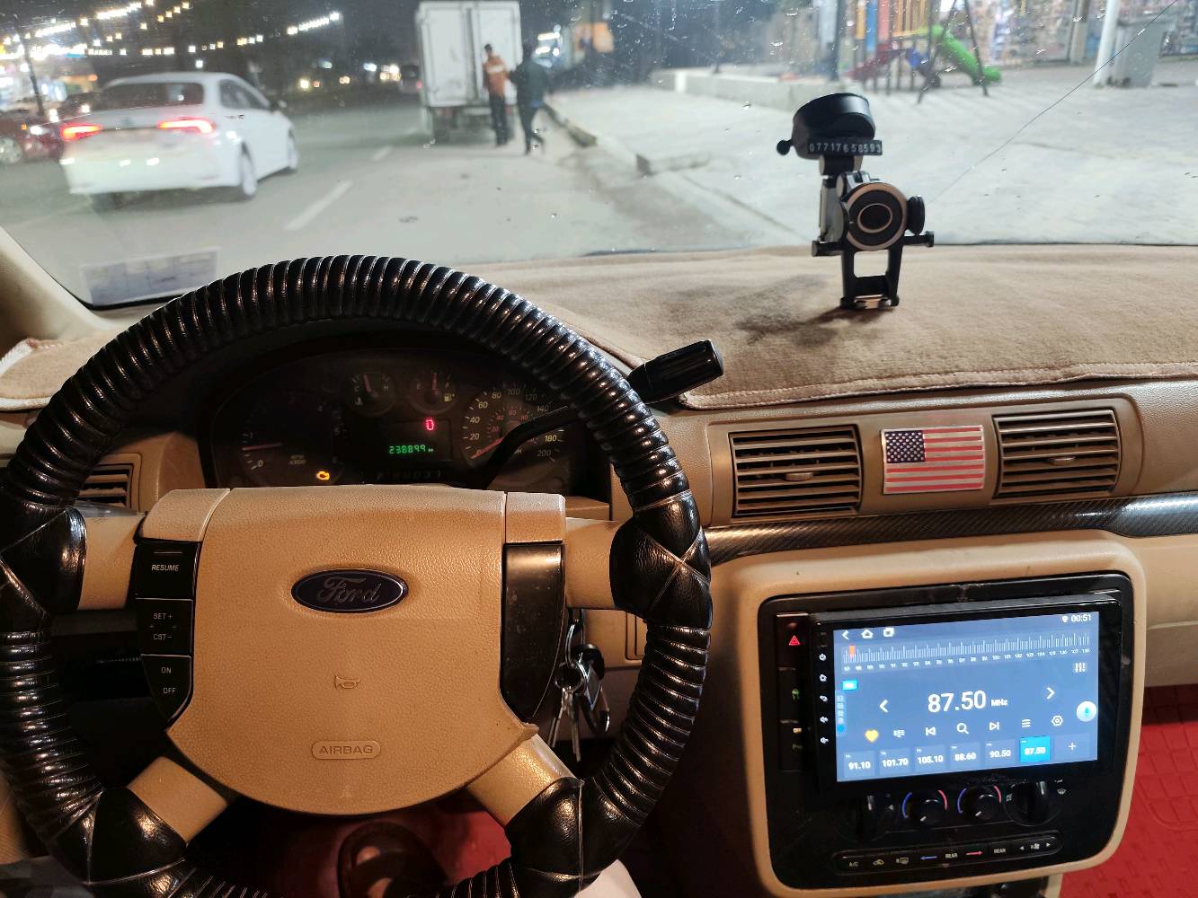 **فورد فريستار بحالة جيدة للبيع**

سيارة فورد فريستار نظيفة ومريحة جداً، مناسبة للرحلات العائلية والمسافات الطويلة. تمتاز بمقاعد مريحة وبطانة داخلية نظيفة. السيارة مزودة بنظام صوتي حديث وشاشة أمامية، ولا يوجد بها أي مشاكل في الهيكل أو الكهرباء.