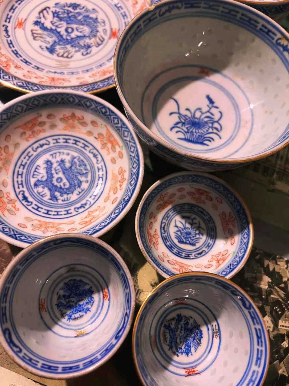 Vintage Rice Eye Set: Blue Dragon Motif
​9-Piece Set:
​2 Coffee cups
​1 Plate (10 cm)
​3 Plates (15 cm)
​2 Deep bowls (11 cm)
​1 Small dish (6 cm)
​Condition Report:
​Two cups, two of the 15 cm plates, the 6 cm small dish, and one of the 11 cm deep bowls are in excellent vintage condition.
​The 10 cm plate, the remaining 15 cm plate, and one of the 11 cm deep bowls have a minor chip, as shown in the photos.
​The remaining pieces are in excellent condition with no other flaws or defects.
​⚠️ Please review the photos carefully as they form part of the description.
​📦 Shipping: Available to all governorates.
​✉️ Inquiries: For price and serious inquiries, please feel free to send a direct message. الاسكندرية, مصر


**إذا كنت صاحب هذا الإعلان وتريد حذفه لأي سبب، رجاءا أرسل رسالة إلى الدعم الفني**