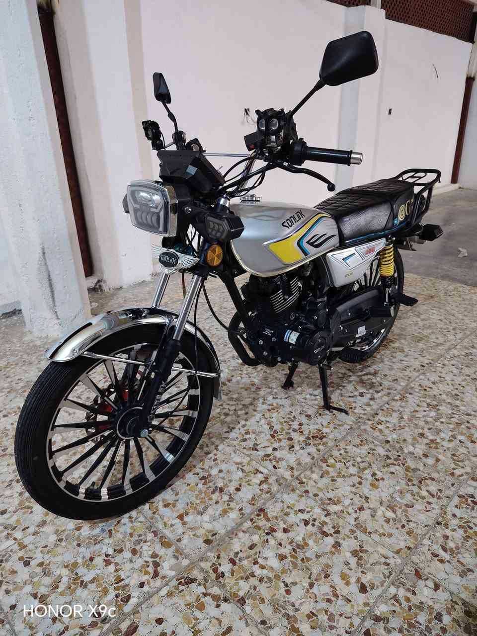السلام عليكم دراجه سونك للبيع موديل 25 محرك 200 أوراق منفيس  دراجه بصمات 2 مكلف بل نشر العنوان الصقلاوية الاستفسار على الرقم ***********) ***********السعر 900وبيه مجال شيء بسيط
