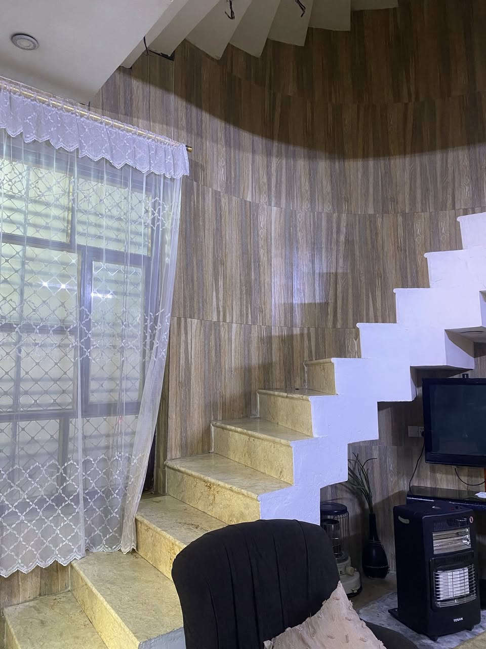 دار للبيع مساحة ١٦١ متر  واجهه ٧ نزال ٢٣ متر ملك صرف سند باسمي
بناء طابقين ونص 
الشعب حي التجار 
٥ غرف نوم 
مناور عدد ٢
كراج 
صحيات عدد ٥ 
استقبال كبير
مطبخ هول كبير 
بي ملاحظات بسيطة يحتاج ارضية الطابق الأرضي تعبانة
محجر للدرج 
تطبيك درج الطابق العلوي 
السعر ٣٨٠ مليون وبي مجال بسيط 
للاستفسار ***********
مامتواجد على الفيس بوك
