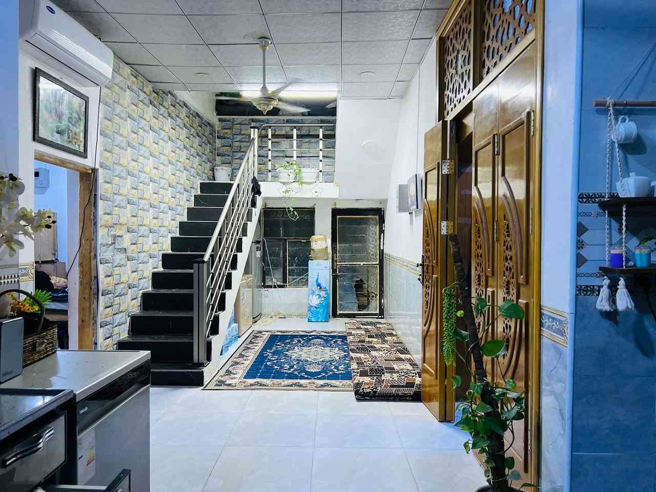 السلام عليكم 
بيت للبيع زراعي 125م بناء جنايه البيت طابق ونص غرفتين وصاله ومطبخ واستقبال  حمامات داخليه وخارجيه الكاونتر من ضمن البيت البيت مسجل 320 المنطقه كامله مسكونه كلها بلديه شارع تبليط كهرباء المنطقه راقيه جدا. تبعد عن شارع الرئيسي 300متر 
مقابيل قريه الغدير شارع رقم واحد مقابيل عمود 314 الاستفسار الاتصال واتساب ع رقم ***********
