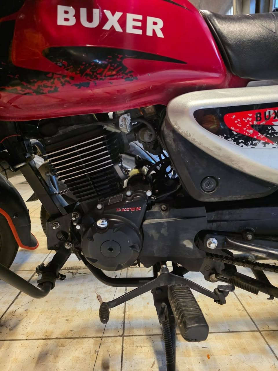 سلام عليكم
دراجة نوع بوكسر صيني عليه محرك دايوان ماشي 8 الف لون احمر تحويل ثاني يوم السعر مليون 700 وبيها مجال  مكان الدراجة إربيل هفلان *********** واتساب
