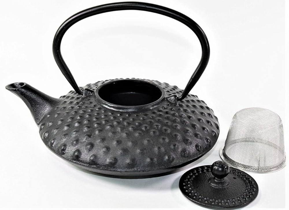 المواصفات والمميزات:
المادة: حديد زهر متين مع جزء داخلي مطلي بالمينا (Enamel) لحماية الإبريق من الصدأ ولضمان نقاء طعم الشاي.

الاحتفاظ بالحرارة: يتميز الحديد الزهر بقدرة عالية على توزيع الحرارة بالتساوي والاحتفاظ بها لفترة طويلة، مما يبقي الشاي دافئاً.

التصميم: يتميز بشكل منخفض وعريض مع مقبض منحني، مما يسهل عملية الحمل والصب. سعر 30الف


**إذا كنت صاحب هذا الإعلان وتريد حذفه لأي سبب، رجاءا أرسل رسالة إلى الدعم الفني**