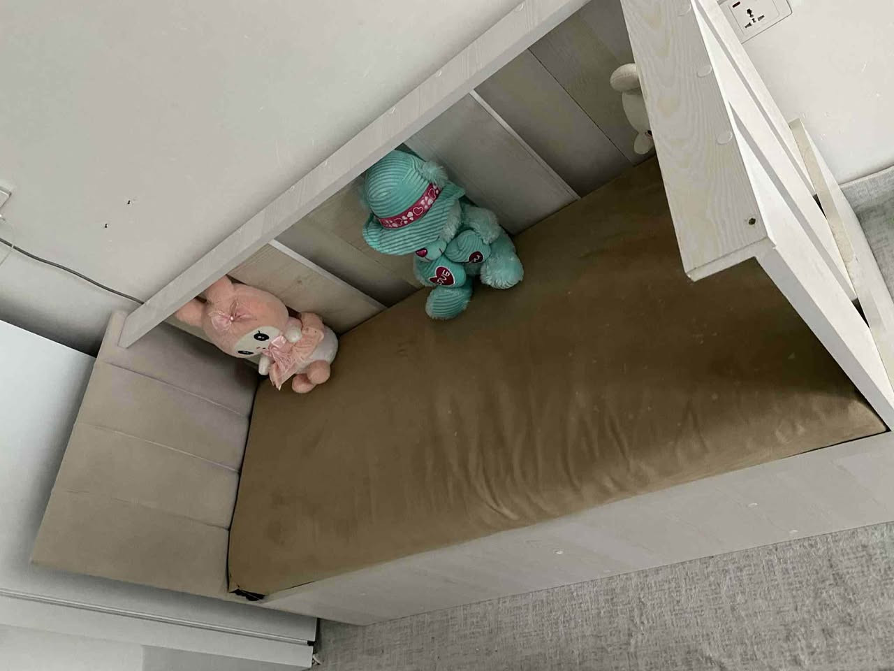 زۆر تازەیە و تۆکمەیە  دەسکردە بازاڕی نیە
درێژی١٤٥سم
پانی ٦٠ سم  
بەرزی٨٤سم 
دۆشەکی لەگەڵە ژێرەکەی ئەتوانرێ وەک مەخزەنێک بەکار  بێنی السليمانية, العراق


**إذا كنت صاحب هذا الإعلان وتريد حذفه لأي سبب، رجاءا أرسل رسالة إلى الدعم الفني**