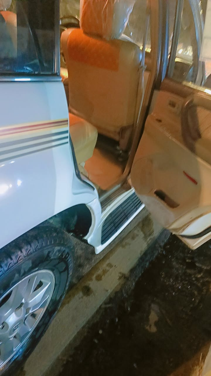 سلام عليكم الاندكروز مديل 2000محدثة 2007 دفع رباعي سيارة جاهزة وبعد احلى من صور بهواي سيارة مكفولة ما عدا جاملغ أمامي جهات سايق ومعدل على سيارة هواي سيارة غاز وبنزين دبل تنكي سيارة أحلى من صور هواي وجاهزة من كلشي ما ناقصة شي وشرط فحص وين ما تريد تعال افحص سيارة بسمي رقم بغداد سعر 145 ورقة وبيها مجال 
رقم صاحب سيارة ***********
مكان سيارة في النجف
