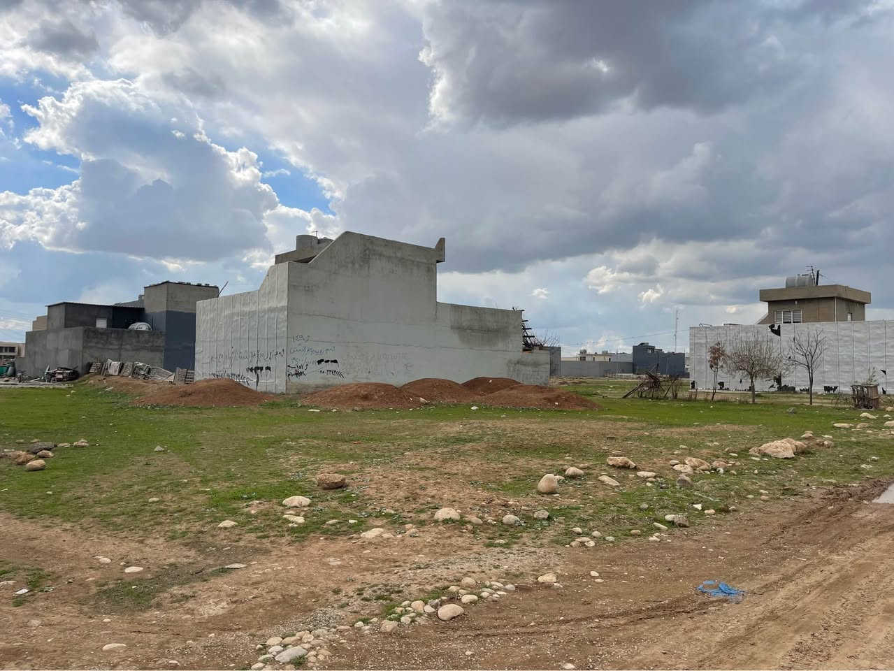 بسم الله الرحمن الرحيم

زه وى   بؤ فرؤشتن            100 م
ده كه وئته خؤشترين شوئنى هه ولئر
نزيك 150 مترى به ديوارئ گه نجان ستى
له نابه ينى گه نجان ستى و زانه ر ستى و شارى يؤنانى و شارى ڤارسان .
پئش چه ند رؤژئكه موافه قه يان ده رجوو 

به نرخئكى زؤر زؤر گونجاو 

نرخى.         100 م به      135 ورق و مجال
.                  200 م به     260 ورق و مجال

په يوه ندى        ***********

قطعة ارض للبيع         100 م 

يقع قرب شارع 150 متر 
بجنوبه گنجان ستى و شرقه يوناني و زانر ستى 
وبغربه ڤارسان و لايت ستى و عندها ارقى موقع 

للاتصال        *********** أربيل, العراق
