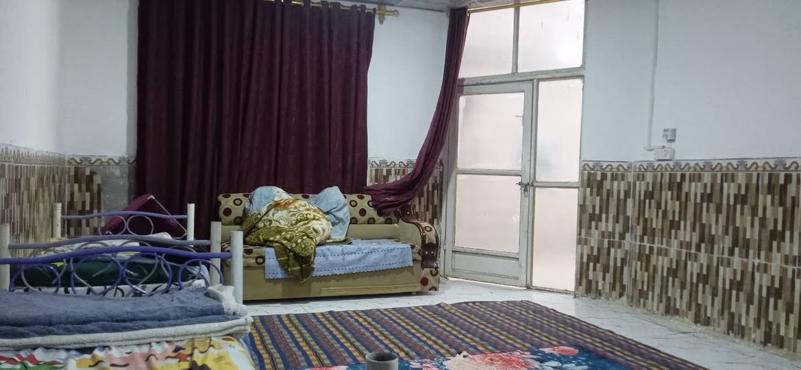 الدار للبيع في منطقة الطهمازية عمود 99 نهاية تبليط البيت يتكون غرفتين غرفة نضام سويت واستقبال وهول ومطبخ ومجمع صحيات داخلية وخارجية مساحة البيت 300 السعر 65 وبي مجال اتصال ***********
