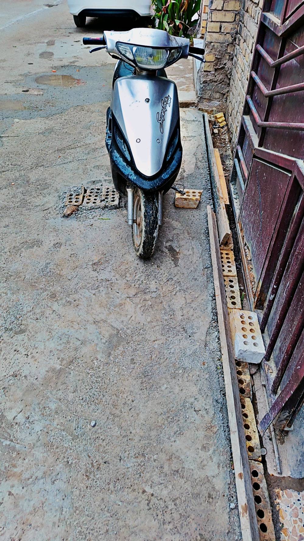 دراجة سكوتر بحالة جيدة مع لونين مميزين، الأسود والفضي. مثالية للتنقل في المدينة بسلاسة وسرعة. التصميم مريح ويساعدك على القيادة بسهولة.
