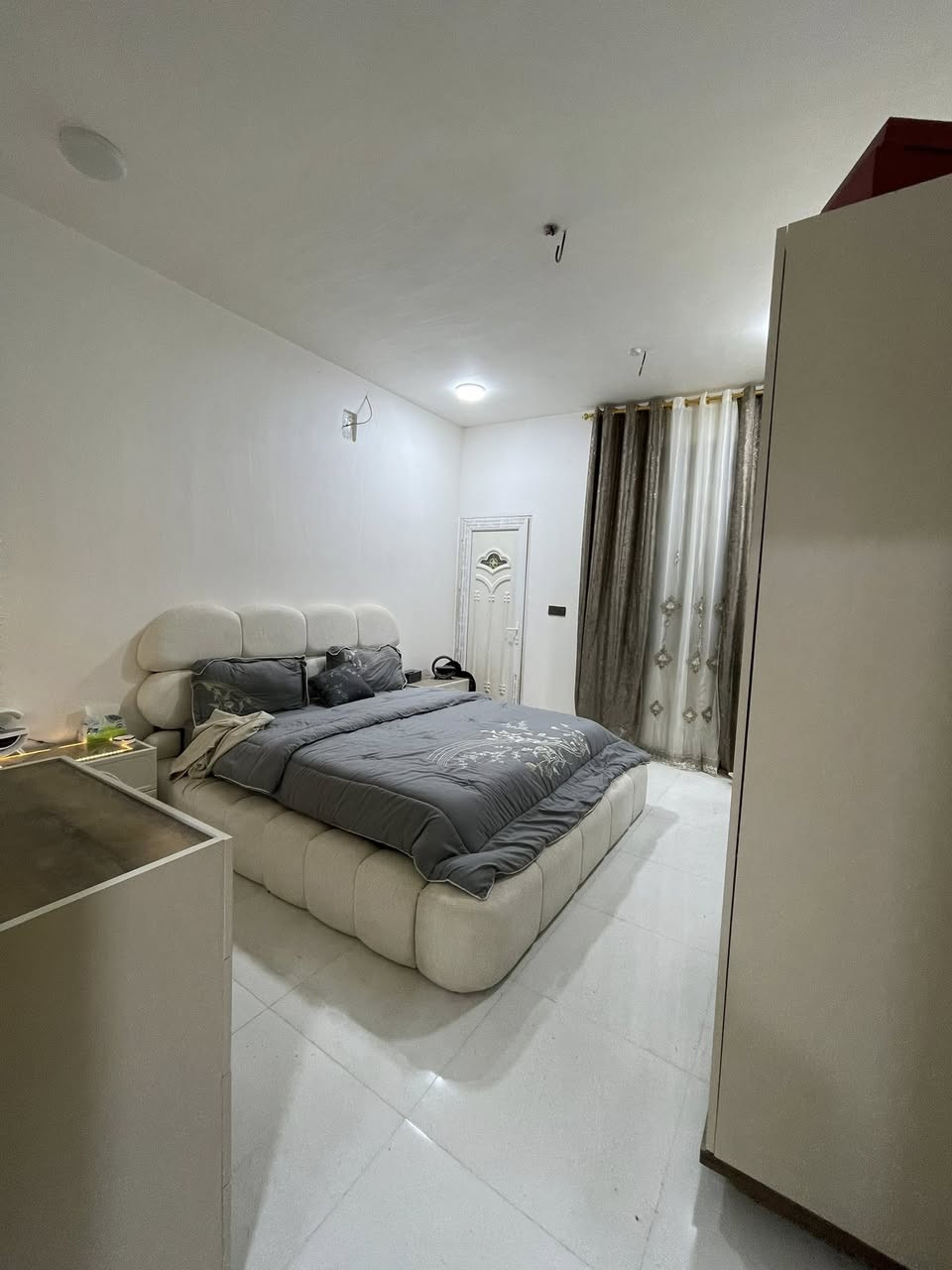 سلام عليكم بيت البيع   او مروس ابيت بلمعملجي  مساحه 100 طبقين بناء جديد عنون البيت قرب فندق البارون  ***********البيت يبع مع الثاث واكو اثاث ما مصوري مشتري جديد لان هي الصور اول ما كعدنه بي
