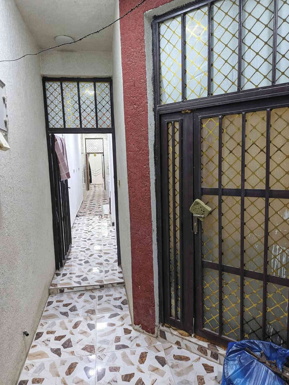 السلام عليكم بيت في حي الحكيم نزلت عميد جادر البيت غريب على صفحه الدبيه
المساحه 100 متر الوجه 5 نزال 20
البيت بنا طابوق ، مرقم بلديه
يحتوي على غرفه نوم وصاله مطبخ استقبال صحيه الداخليه الخارجيه الاستفسار اتصل على الرقم***********
