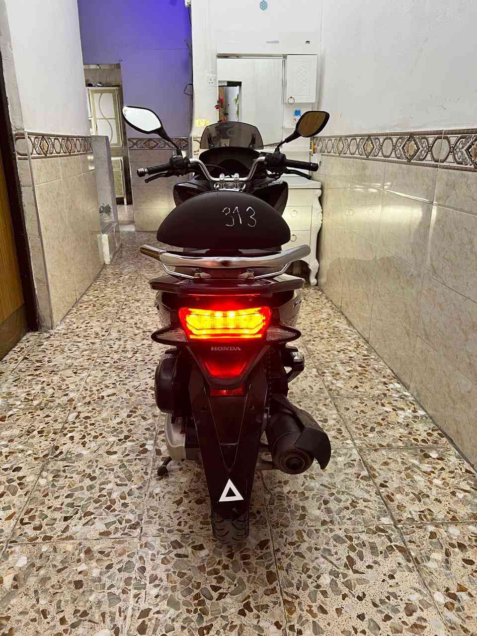 السلام عليكم للبيع دراجه pcxجيل ثاني  ياباني اصلي دراجة مال رمبه ماخذها رمبه الدراجه على ايدي
الاصلي دراجه جديده مال جناي
الاصلي دراجه كامله أستان كهربائي حساس ازدحام ٢ دراجه جديده الدراجه مكينه لوك برغي ممفتوح بيهه شلعا معدل خير من اللّٰه دراجه تكول جديده بمعنئ الكلمه واحلا من الصور دراجة مكينه مكفوله اي نقص مابيه
السعر 12. ونص ورقه    وبيه مجال بصيط 
اي استفسار***********بغداد الصالحيه
