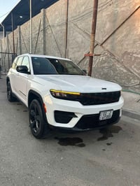 للبيع جيب كراند شيروكي موديل 2023 رقم بغداد بسمي  07766966766 07718779...