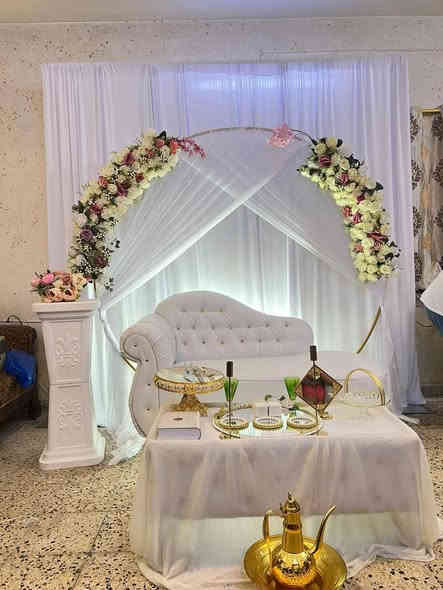 (التميز مع كوشات حسين)🕺💃
&خطوبة 💍 
&حنة  👰🤵
&عرس 🤵‍♂️

*تتكون الكوشة من
*ستائر خلفية بيضاء 🌫
*قوس ورد 🌹 🎈 
*شازلونة كلاسيكية  💺
*طاولة امامية  
* 3 طاولات جانبية 
*تلبسات ذهب عدت اشكال✋🏻🖐
*مرايا 🪞
*قبولات / هل تقبلين ؟ نعم قبلت !⁉️💎
*مغطس🛁
*ستان كيك مع الشوكات و السكين 🍽🎂
*اقداح  للعرسان 🍺🍺
*القران الكريم 📖
*صينية بياضات🍚
*شمعدان🕯
*نشرة ضوئي شلال و انارة 🧬 
( يختلف التزين حسب المناسبه)

للحجز والاستفسار مراسلة  
🤳الصفحة او واتساب(***********)) 📞

 🚚التوصيل بغداد فقط 
    
الفرح الدائم ان شاء الله

