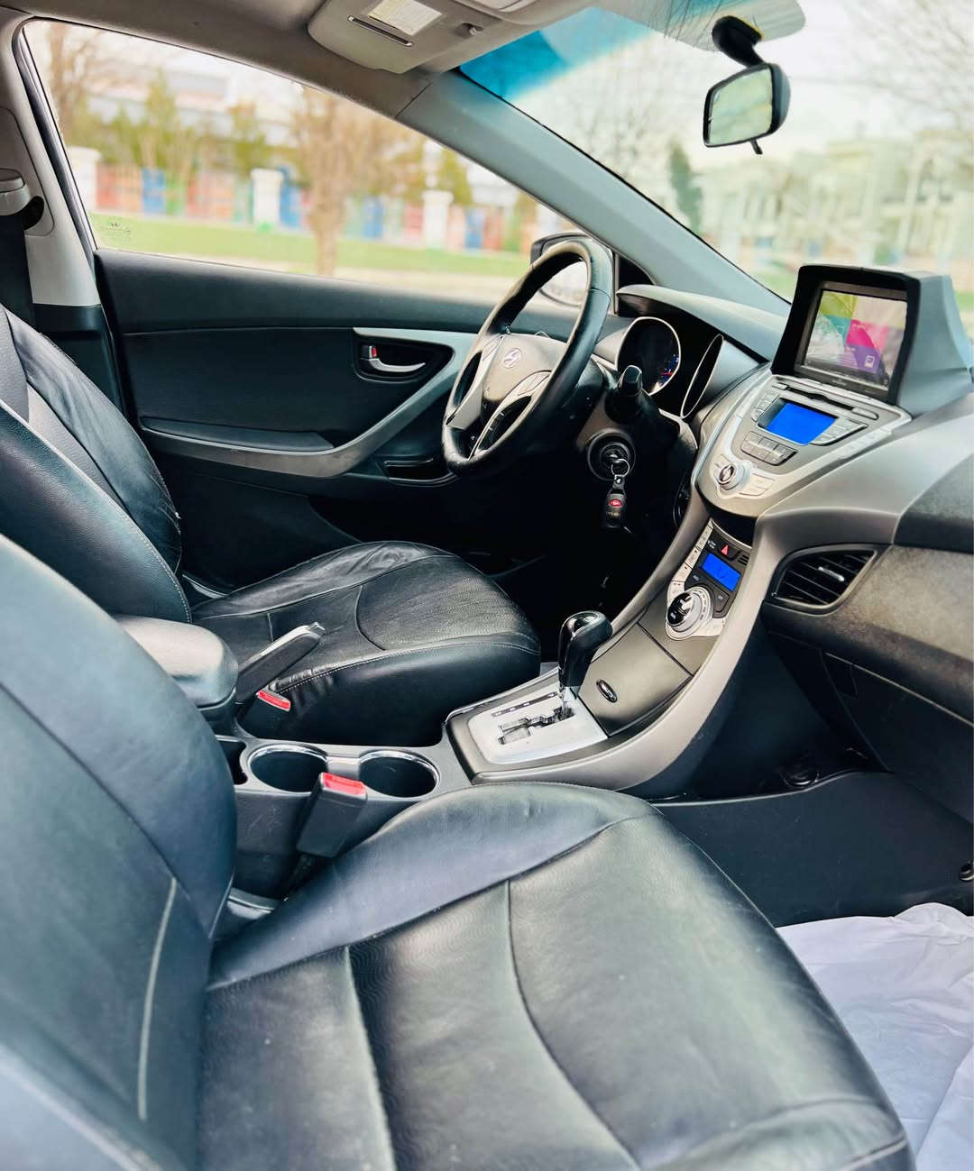 بسم الله الرحمن الرحيم(***********)
Avante 2012 بڕاوەی دوبەی
ئەڤانتی دەمار ٢٠١٢ بڕاوەی دوبەی تازە داخڵ
کوشن جڵد و هیتەرە ئاوێنە ئیشارەت و شەفتە
ئیکۆیە دەبڵ گێرە تۆماتیک و عادیە تەبرید لەمسە
شاشە و بلوتوسە سوکان ڤۆلیۆم و تەلەفونە
قفل مەرکەزیە دوو کۆنترۆڵی لەگەڵ سپێری لەگەڵە
تایە و ویلی لۆکە پاتری تازەیە لایت و بلاجکتۆری تازەیە
تەقە و رەقەی نییە ABS و برێکنبەستراوە
تەبرید سارد و گەرم کارەبایی هەموو بەشەرت
گێر و مەکینەی بەشەرت خایسی نییە
سەقفی بۆیاغ نییە بەس کەمێک پی دی ئاری هەیە
پێشی بەس لای سەکن لێدرانی کەمێک هەیە
بەس سەرەدەبڵ و شانسی نەگرتووە ئێرباگ نەتەقیوە
هەموو شتێک نوسراوە بۆ پرسیار تەلەفون مەکە
سعری سەیارەکە ٥٢ کەمێک مەجالە شوێن ڕانیە
*********** ڤایبەر و واتسئاپی لەسەرە رانية, السليمانية
