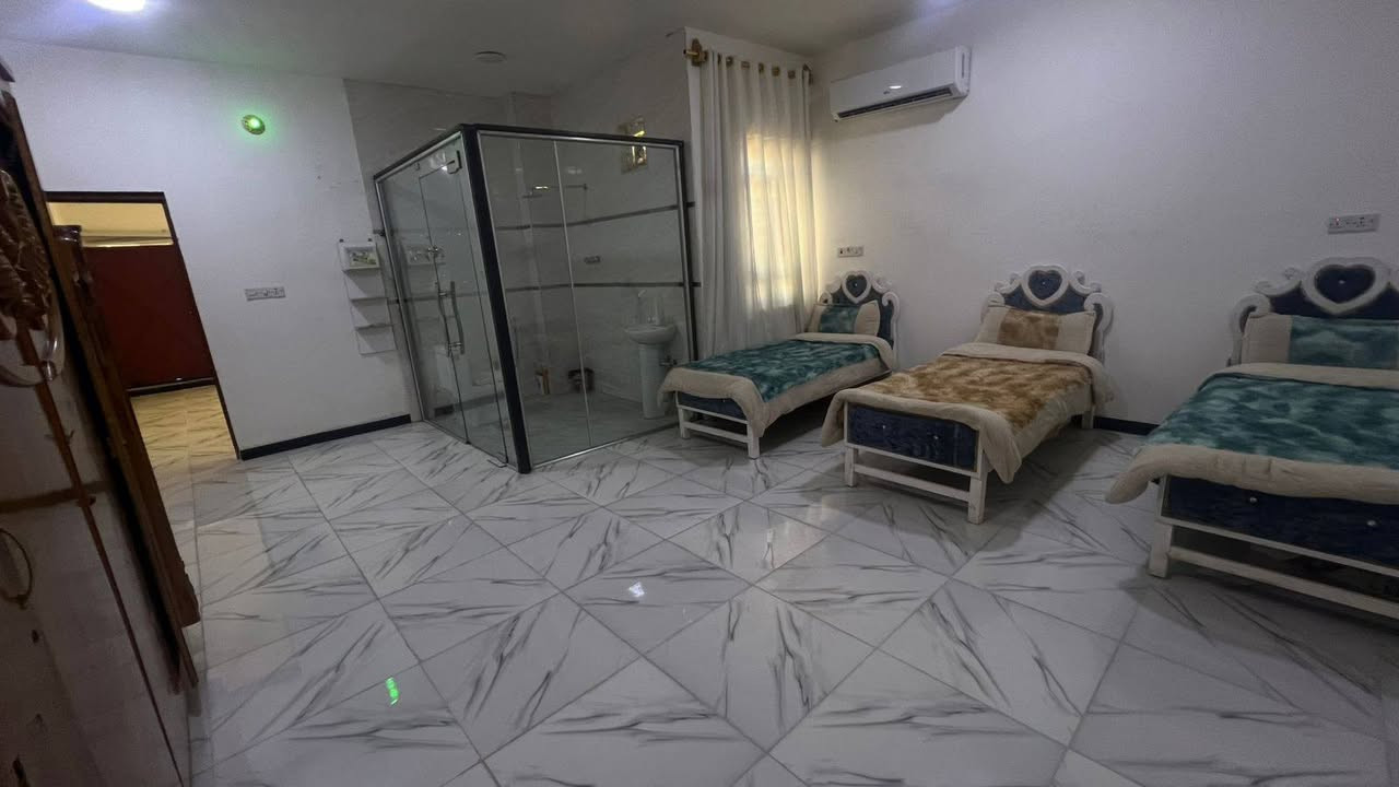 سلام عليكم 
بيت للبيع كلش مرتب مساحه 120 قاطين عشارع وجه يم الحريه بي 3غرف وحده جوه زثنين فوك فوك وحده كامله وثانيه بعدهي صحيات فوك وجوه دونيه مطبخ ***********. السعر 65
