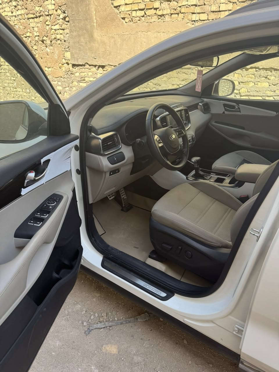 سورنتو 2020  مكفوله  كفاله عامه مكينه  من الكير من الصبغ  بيهه بارد قليل جداً   ماشيه 105  السونار جديد مرفق بلصور مكانهه بغداد البلديات ***********
