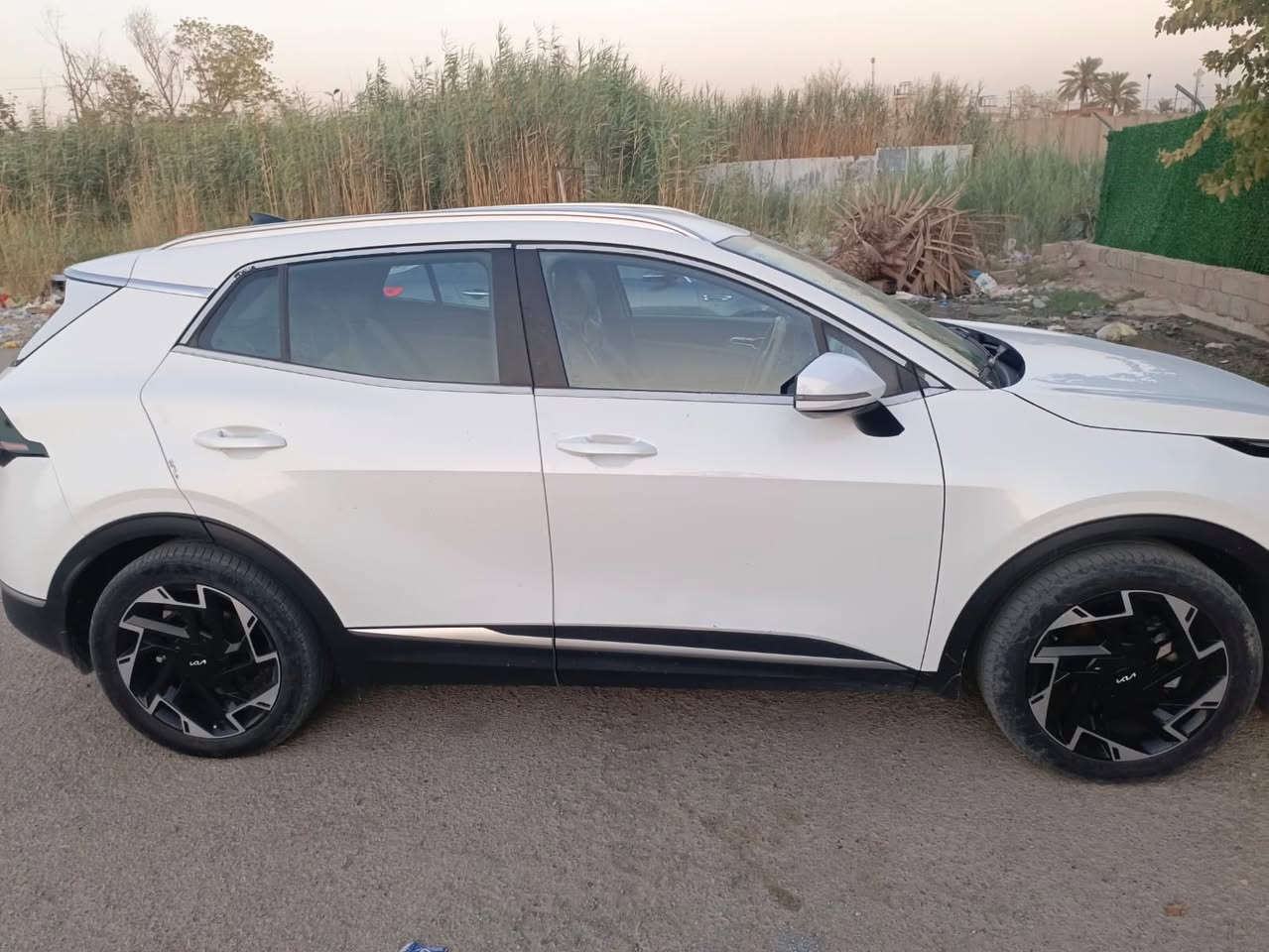 السلام عليكم للبيع كيا سبورتج 2023 خليجي  مواصفات معروفه ماشيه 37 الف رقم بغداد بسمنه 
بيهه بارد بل باب السكن واضحه بل صوره 
مكان السياره العامريه 
اي استفسار ***********
