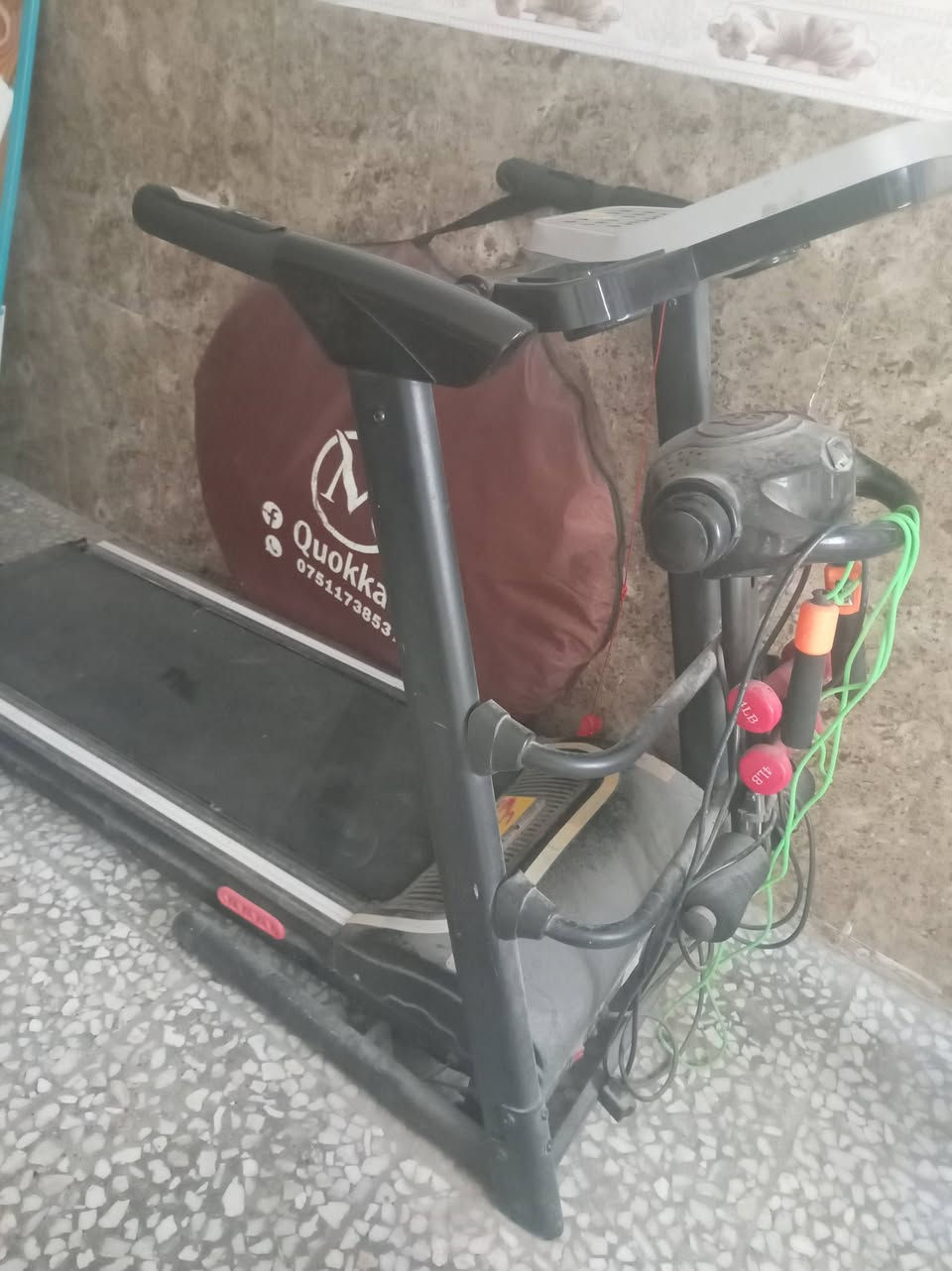 السلام عليكم جهاز جري معه تدليك ودنبلص استعمال جدا قليل السعر 300 الف العنوان النجف الشرف  ***********
