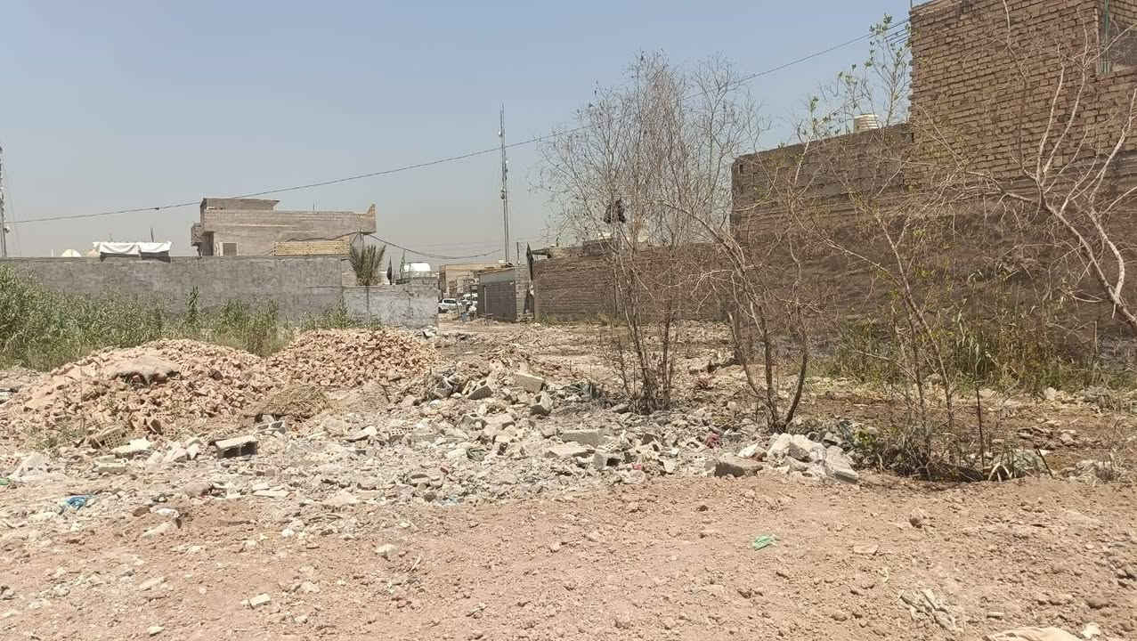 سلام عليكم للبيع قطعت ارض مساحتها ١٦٠ متر نزال ١٧ واجيه ١١ يبعد عن الشارع العام ٢٠ متر كامله امكلمه من مي و كهرباء مكانها الكلغوليه قرب البانزين خانه وللاستفسار ***********
