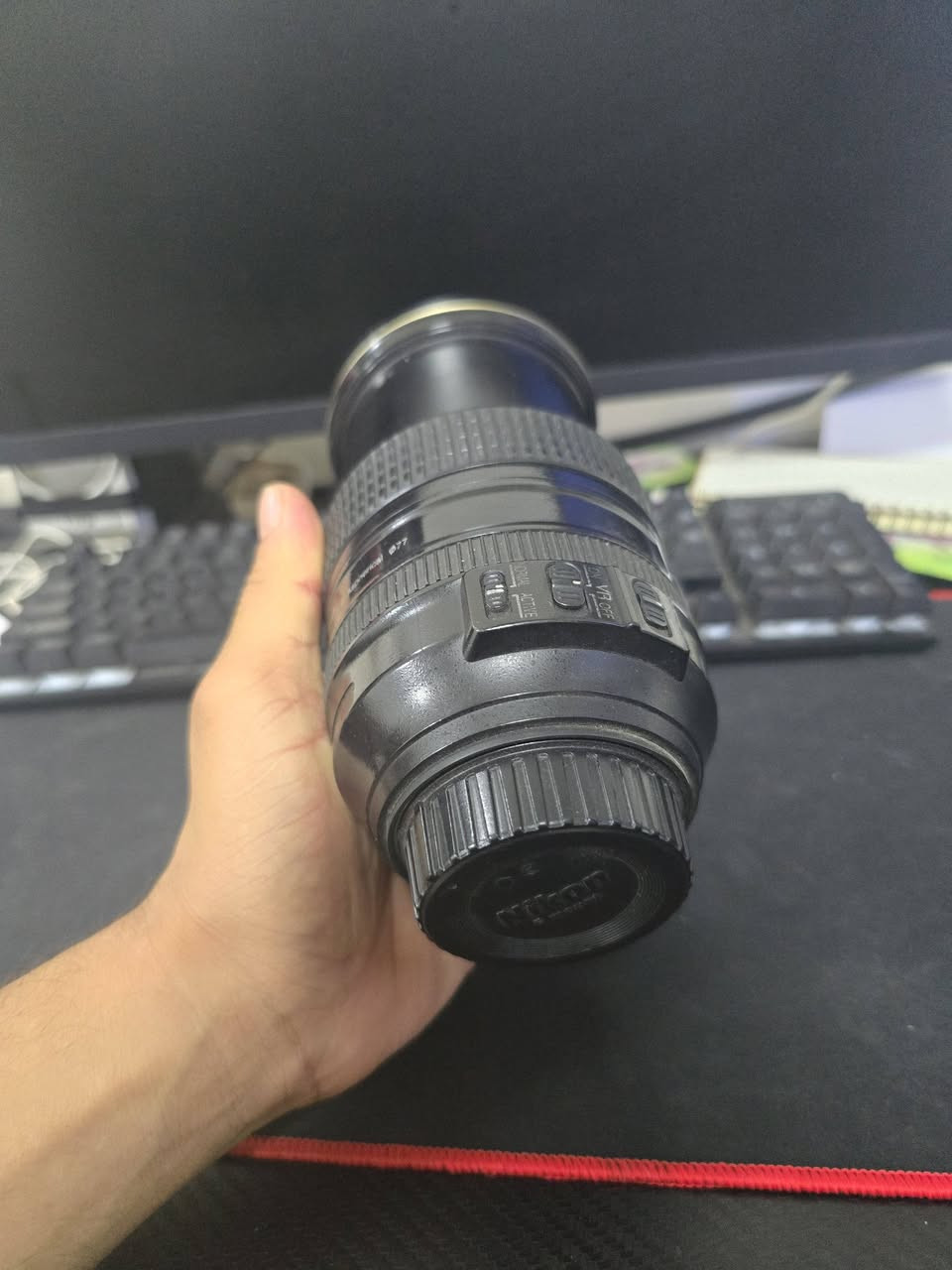 عدسة نيكون 24-120  f/4 الغنية عن التعريف (بطلة المناسبات والـ All-in-one) أريد أبيعها.
عدسة نيكون 24-120  f/4 الغنية عن التعريف (بطلة المناسبات والـ All-in-one) أريد أبيعها 
النظافة: تقدر بـ 80% (العدسة مستخدمة ومشتغلة وتعبانة شوية من برا، يعني بيها آثار استخدام خارجي واضحة).
​العدسات الداخلية: نظيفة وتطلع لك صور حادة وممتازة

للأستفسار *********** .
