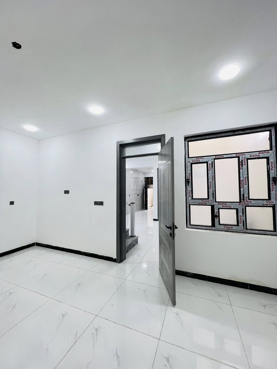 السلام عليكم .بيت 100متر طابقين سند 25مجمع السلطان السكني .***********انس المهندس 

يحتوي على مدخلين استقبال ومطبخ 
عدد غرف النوم ٣
عدد الصحيات ٢
منور ١
البيت جاهز للسكن
