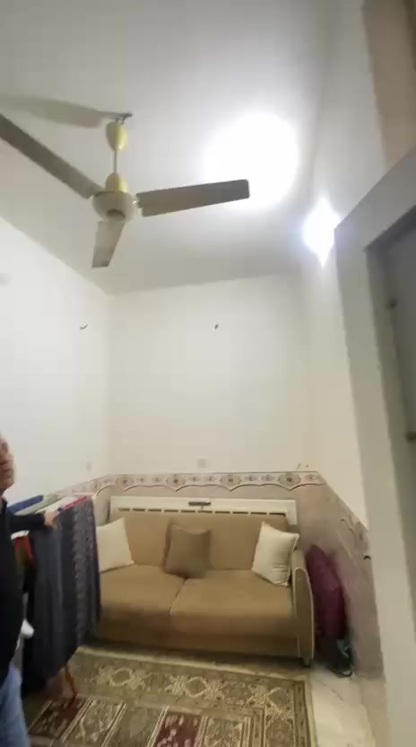 السلام عليكم بيت للبيع سند مساحته 60 متر مبندي جديد يردله تلحيض بسيط استوه طالع بنه منه مكانه نجف حي الانصار مقابل الحرفين سعره 75 مليون وبي مجال للشري تفاصيل عل رقم الموجود *********** مكلف بل نشر جاهز مجهز كهرباء مجاري كله جديد
