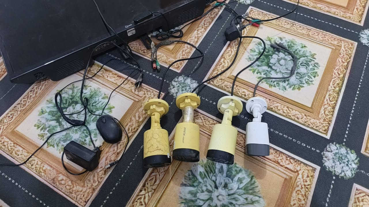 عندي شاشه وكامرات للبيع شغلات شرط ابيع ع فحص محتاج ورد ابيعهن كامرات عوزهن بس جهاز فقط  رايدهن ب 100 وبيهن مجال قليل مو سعرهن بس متوازي ع بيعتهن مكاني بابل مركز بكرلي وهاذة رقمي ***********
