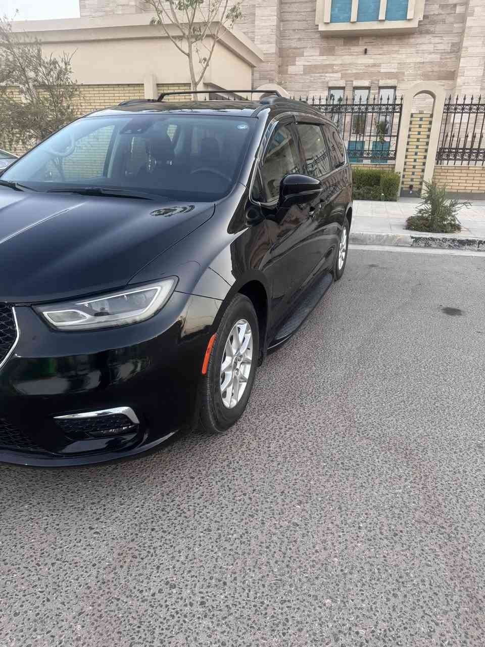 (L )كرايسلر باسفيكا تورنك
موديل 2022 
 حادث خفيف فقط بارد قليل بالچاملوغ الخلفي
رقم أربيل 
  محرك 6 سلندر 3600

رادار امامي 
حساسات خلفية  
 حساسات الاجتياز الجانبية  
 بصمة باب وبصمة تشغيل وتشغيل عن بعد 
كشن ذاكرة (خزن ميموري) لكرسي السائق
طقم ويل حجم 17 مع طقم تاير بحالة ممتازة 
 كاميرا خلفية دوارة مع الستيرن 
 باب جنطة كهربائي شفط 
 ابواب جانبية كهربائية مع بردات اصلية 
 غرفة السيارة جلد اسود اصل 
تحكم كهربائي متكامل لمقاعد المقدمة 
شاشة دشبول كبيرة لمجموعة من الايعازات 
3 قطع تبريدوبعد بيها مواصفات

 اتصال + واتس اب :  ***********

العنوان: كربلاء 
السعر :240 وبيه مجال
