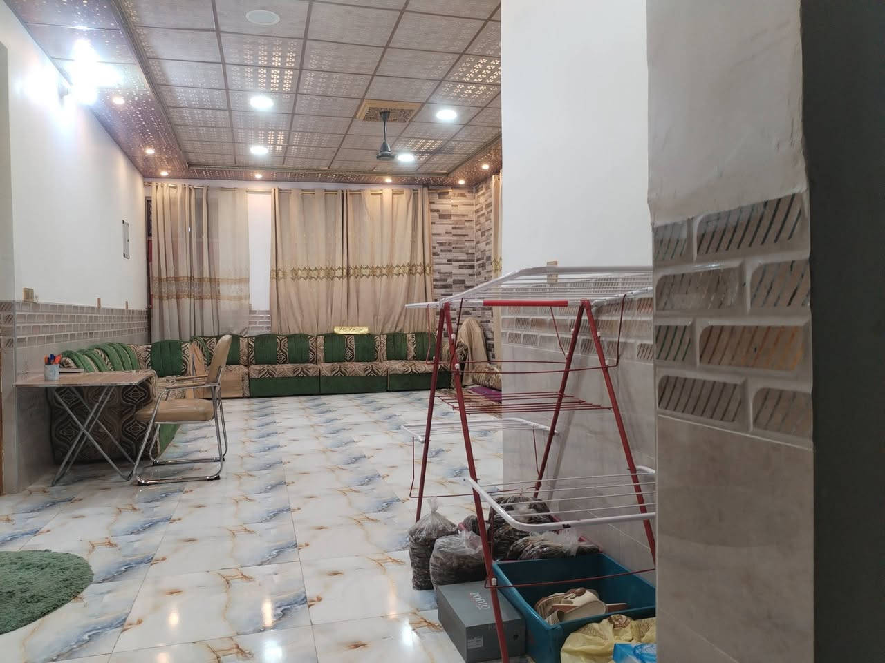 آلُـۜسـۨۚ(✋)ــِۖلُأمٌ ؏ـليۜـ(💜)ـكـۜم وݛحـٍّْـٍّْ⁽😘₎ـٍّْمهہ الًـًٍۖـٍـٍۖ(☝)ٍۖـًٍٍٍّـًٍلۖهًٍۖۂ وبـۗـۗـۗـۗـۗـۗركۧۧــۧۧۧۧۧـۗـۗ(ۗ😇)ـۗـۗاتهۂ 
تحطيم الاسعار تفليش وبلاش عمي شعارنا الـــــثقة.... الى عشاااق الطابوووو صررف دااار للبيع طابووووو صرف على طريق الحامية. مقابل الملعب والمدارس المتفوقين. خمس خطوات من الشارع العام......مقابل حي الأطباء.. الدار فووول درجه اولى مساحه الدار الكلية واقع حال اكثر من 500متر. بلسند. 207.متر الدار طابقين متكون من خمس غرف نوم. وصالتين وصحيات بلداخل وخارج اربع مجمعات صحية.. وتجي وشوف بنفسك واستقبال ومطبخ. وحديقة انواع الورد 🌹يوجد فيها. وانواع الفسائل النخيل... وكراج للسيارة يحوي اكثر من خمس سيارات. وحديقة مرتبة كما موضح.... السعر مع الاثاث...
 400مليون وبي مجال.
ملاحظة.الدار جاهز من كلشي.تجي وتكعد...للتوضيح...حتى الكهرباء.اربع خطوط اي استفسار اتصل ***********
***********
لسنا الوحدين ولكننا الافضل
