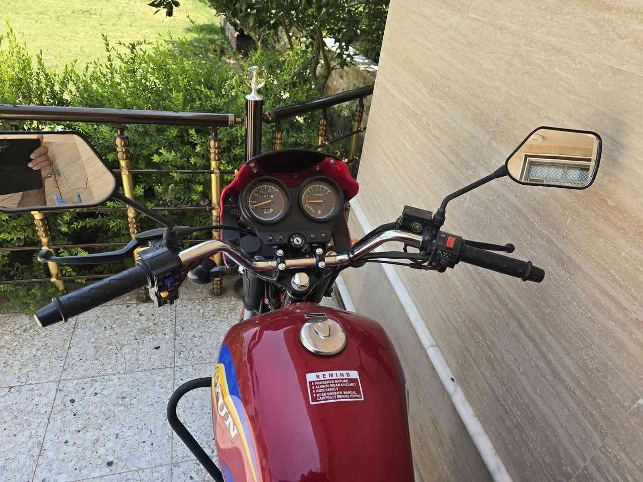 السلام عليكم دراجه دايوان للبيع موديل ٢٠٢٤ دراجه جديده العنوان بالراشديه قريه البودالي للاستفسار اتصل على هذا *********** السعر مليون و٦٠٠ الف وبيها مجال
