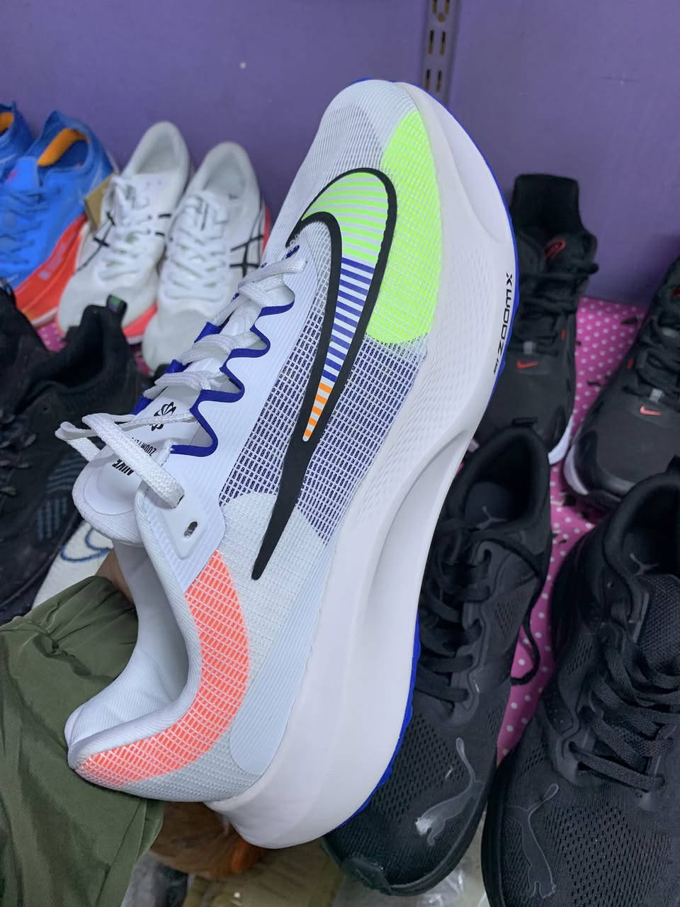 حذاء رياضي طبي باله نضافه 100/100 منشأ فيتنام قياس 45 طول قدم 29 السعر 25 يوجد توصيل جميع المحافظات ***********
