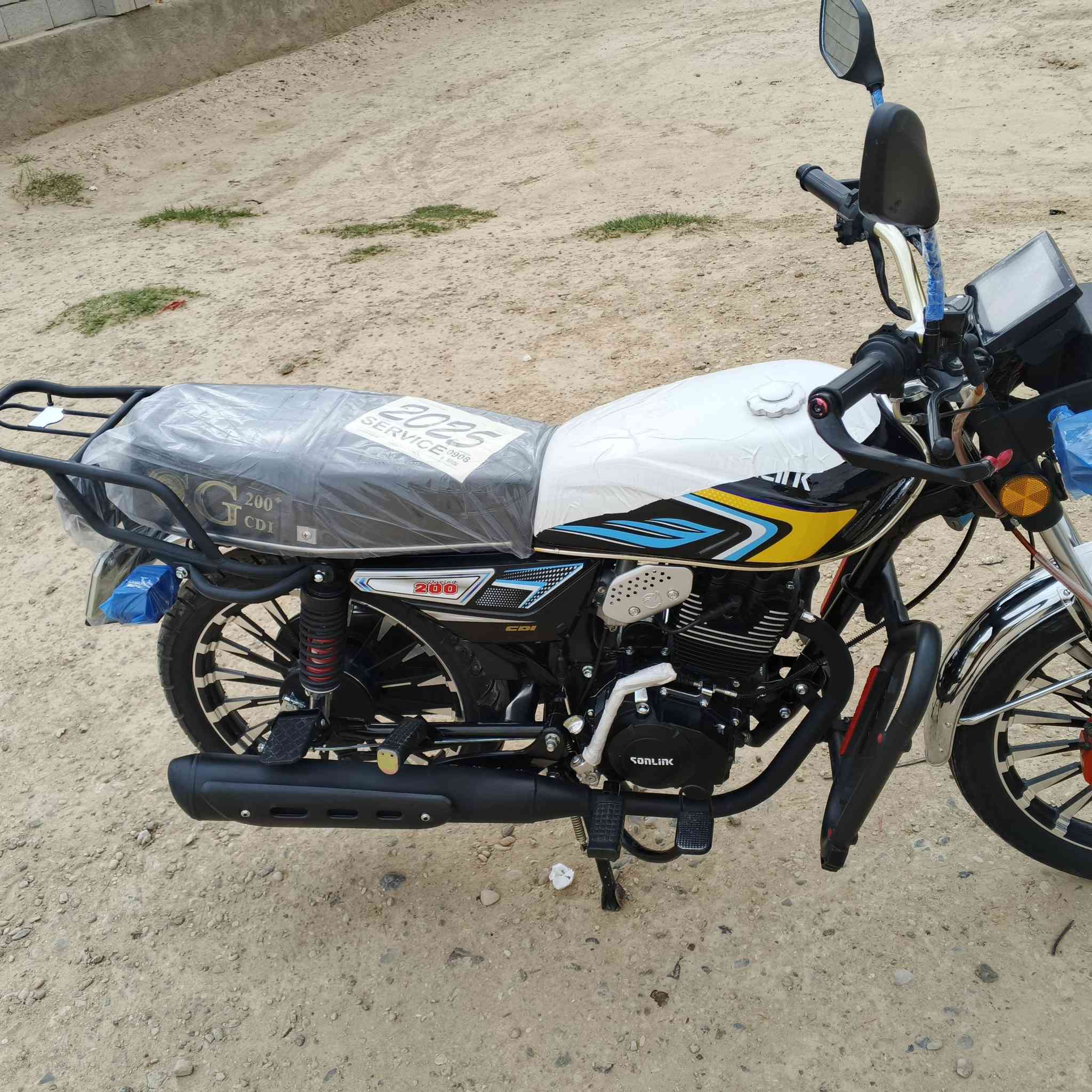 دراجه سولنك 25 محرك 200cc دراجه حيل نضيفه مثل ما واضح بلصوره بصمات 2 سويجات 2  عله وضع شركه وياه منفيس  فقط سعر 950 / ***********‬‏
