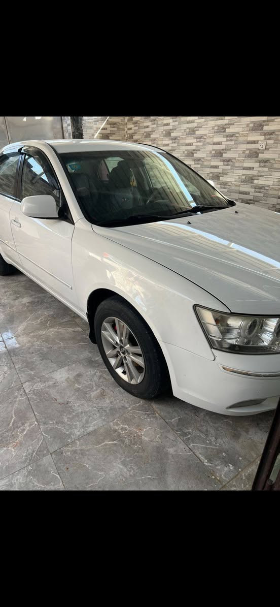 السلام عليكم سياره للبيع سوناته مقدس موديل 2012 كوري رقم بصره بسمي مكفولة من الضربه مكان البصره القرنه رقم الهاتف ***********
