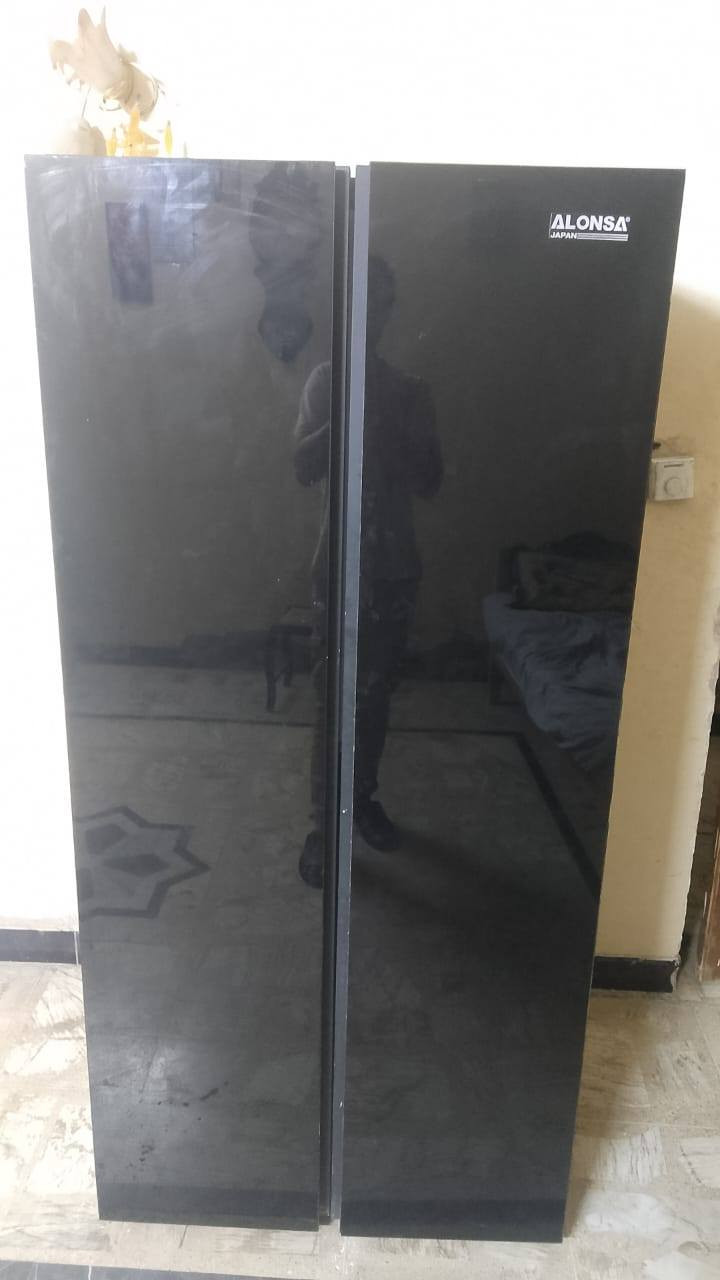 السلام عليكم،، للبيع هيه ثلاجة مجمده نظيفه تبريدها كل الزين السعر 300 الف وبيها مجال بسيط مكاني بغداد حي الجهاد *********** موجود واتس اب
