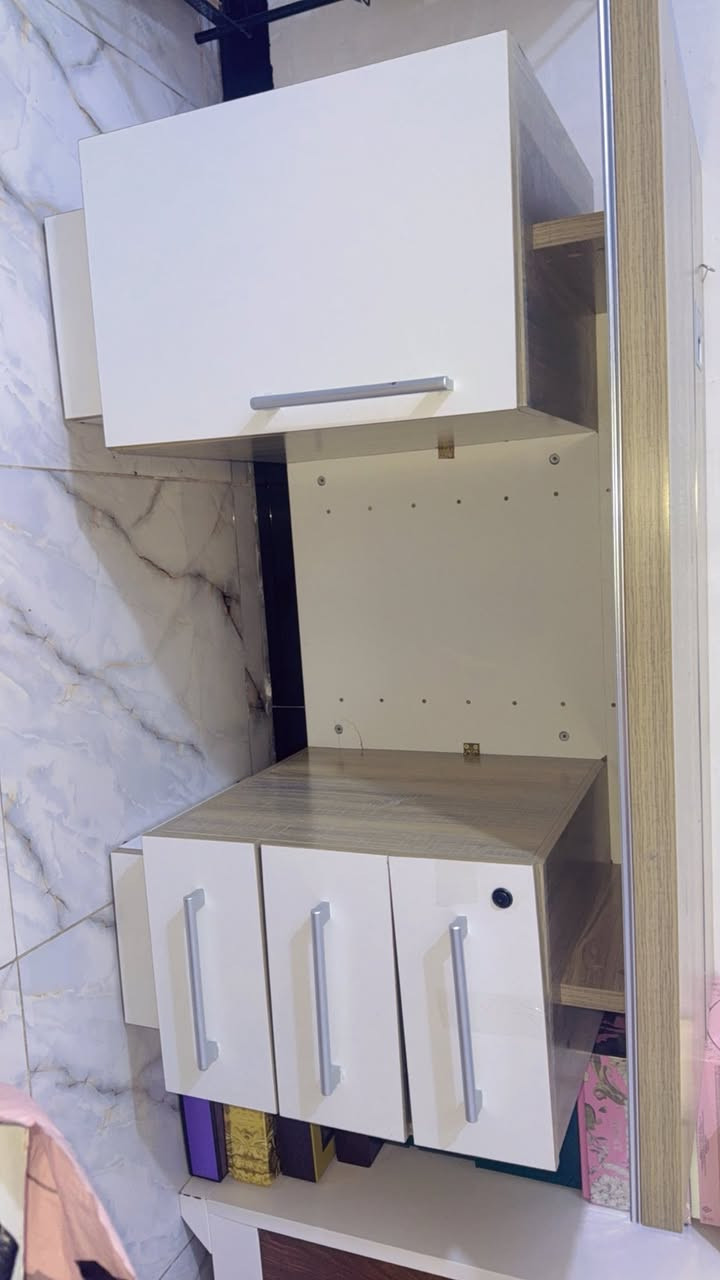 مرحبا
عندي هذا اللوكر جديد كلش اي ضرر مابي 
وهذا الميز المكتبي بي الجرار الاول بي ضرر وهاي الي بنص الخشب الابيض بيها كسر


**إذا كنت صاحب هذا الإعلان وتريد حذفه لأي سبب، رجاءا أرسل رسالة إلى الدعم الفني**