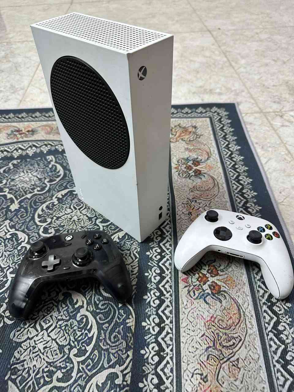 اكسبوكس سيريس اس للبيع 
كامل ملحقات ماعدى الكارتونة 
جوستك عدد ٢ وحدة كيم سير ووحدة الاصلية غير شغالة جاي العب وطفت فجأة 
وياه جوستك كيم سير بعدها جديدة استخدام كلش قليل السعر 365 
عندي جهاز ثاني سيريس اس للبيع ايضاً الي يريد تفاصيل يتواصل خاص او واتساب *********** 
العنوان بغداد الحسينية الراشدية
