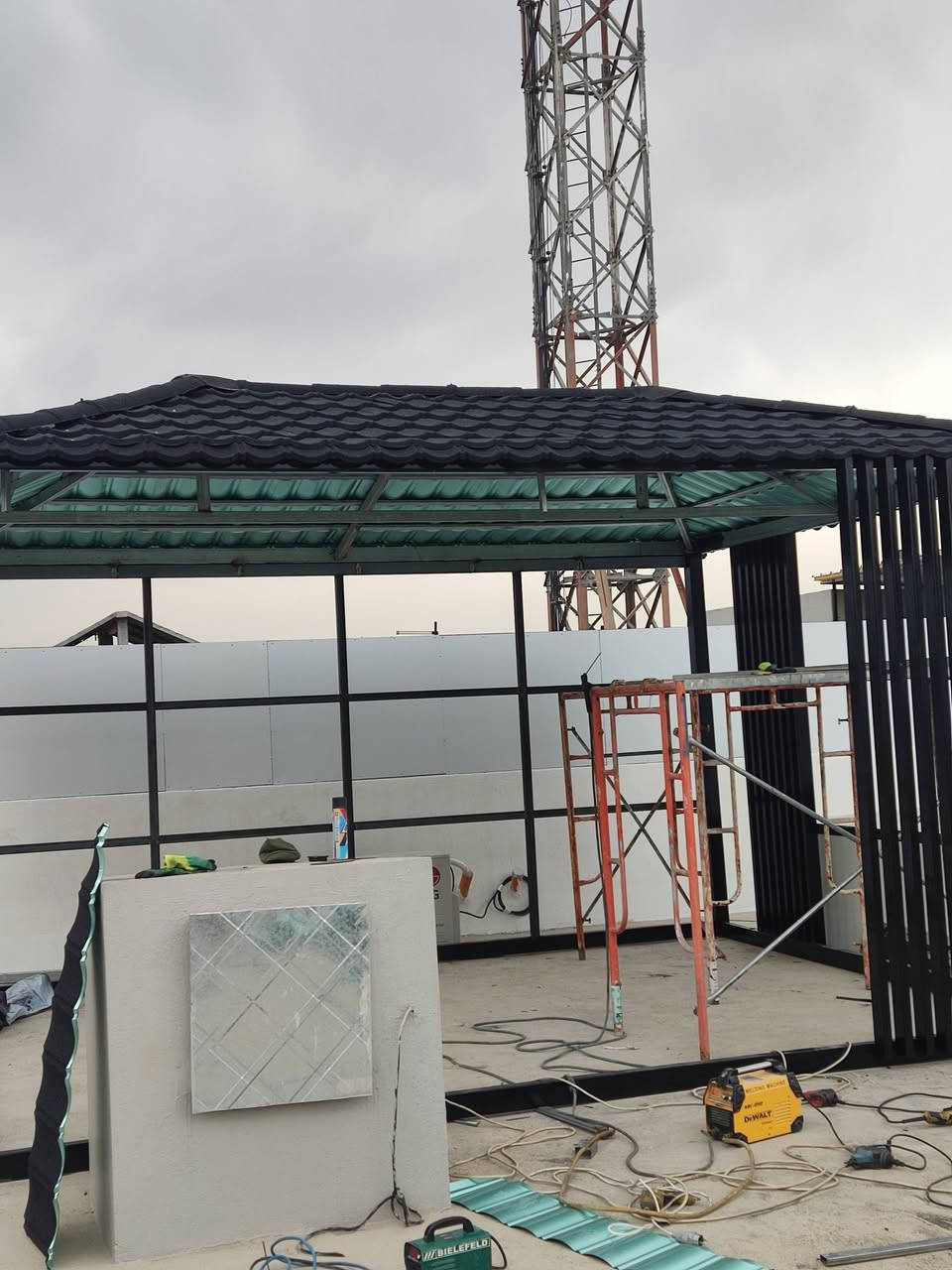 حداده سفري
عمل حدادة 
ابواب شبابيك والسقائف ومحجلات باحدث الانواع والكتائب و غرف سندويج بنل اتواصل ويانا لل تفاصيل اكثر 
***********
***********
